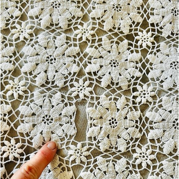 Hand Crocheted Tablecloth With Floral Medallions & Scalloped Edges 55.25" x 49" - Picture 6 of 13